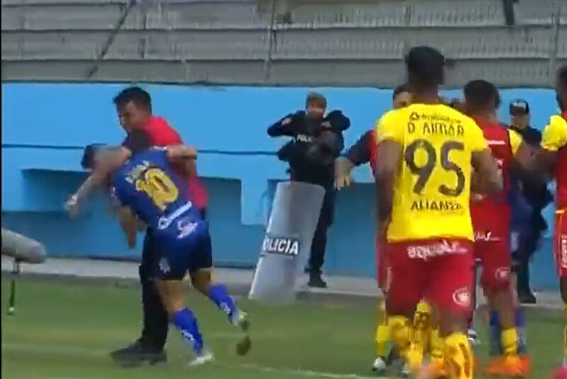 agredió a dos rivales en Ecuador.