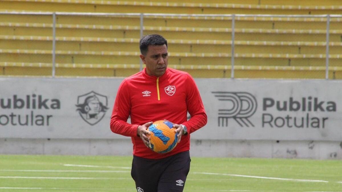 César Farías recibió castigo por más de un año tras agredir a dos jugadores en Ecuador