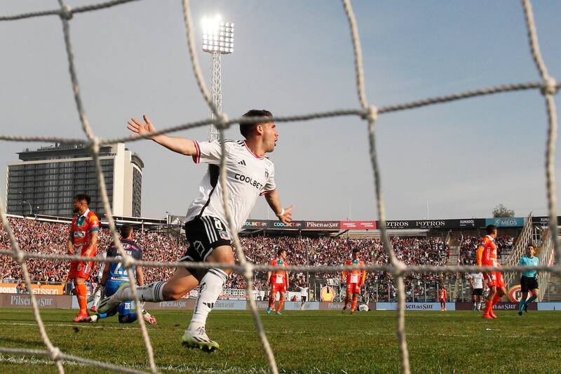 celebrando en Colo Colo ante Cobresal por el Campeonato Nacional (Foto: Aton)