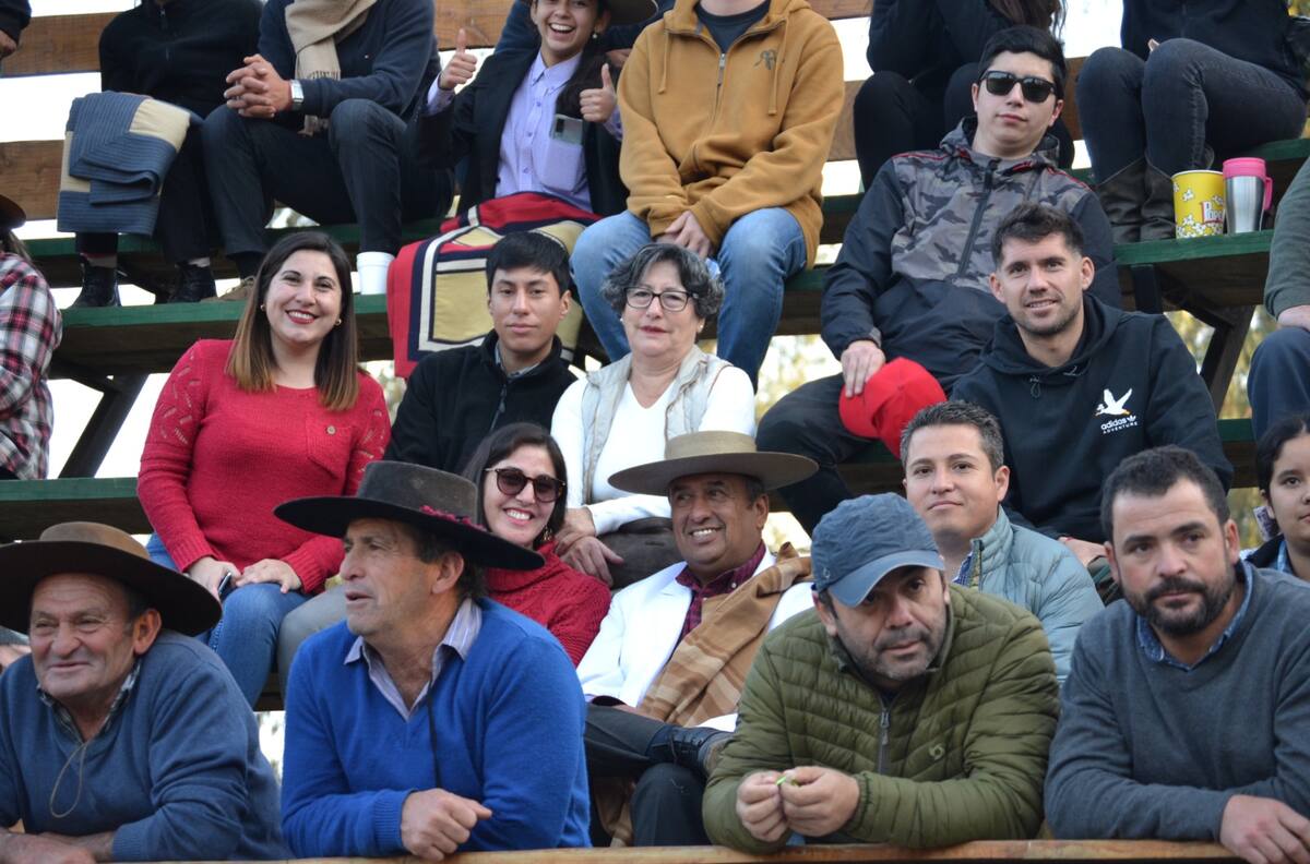 César Fuentes presenció la final del rodeo femenino antes del partido con Boca Juniors