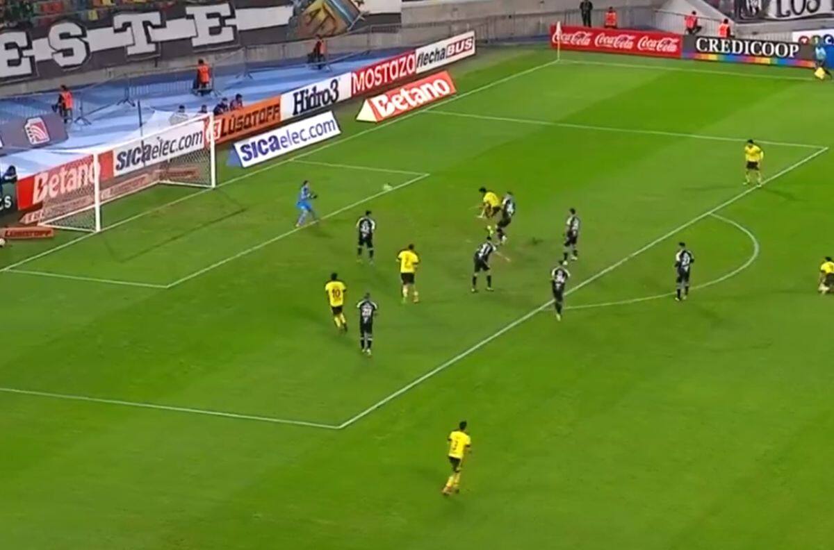 Genialidad total: el golazo de César Pérez en la derrota de Defensa y Justicia