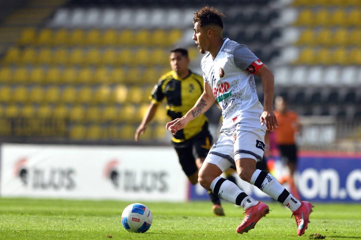 mostró su descontento por la derrota de Limache. Foto: Agencia Aton.