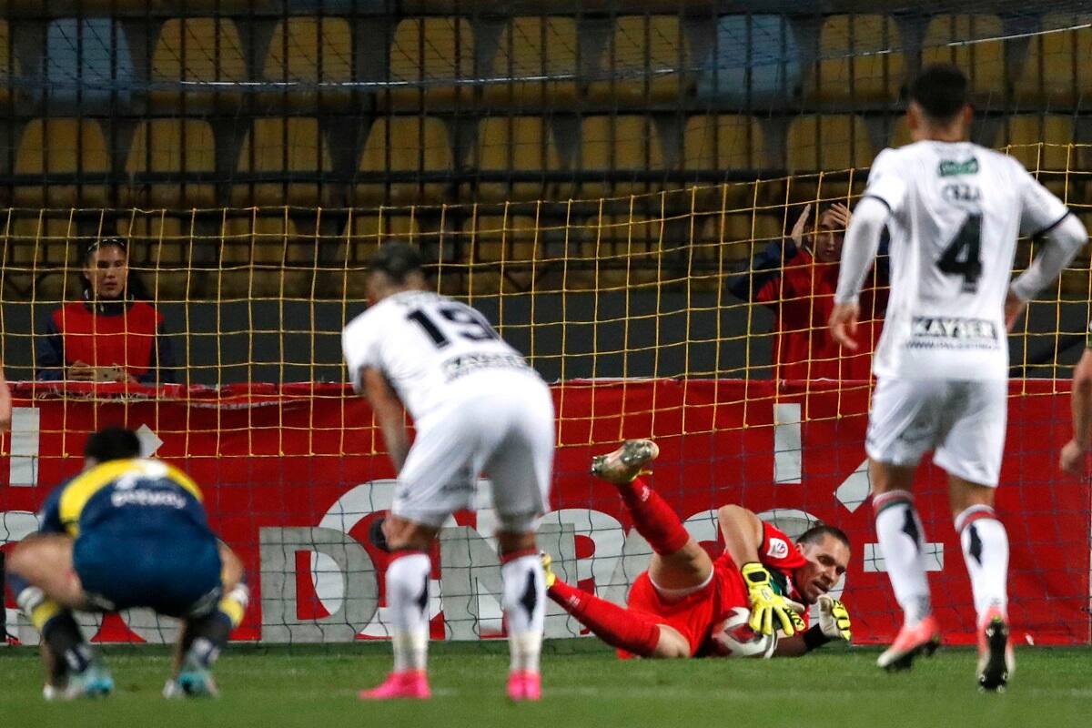 César Rigamonti detiene el penal de Rodrigo Echeverría en el último minuto de partido.
Andres Pina/Photosport