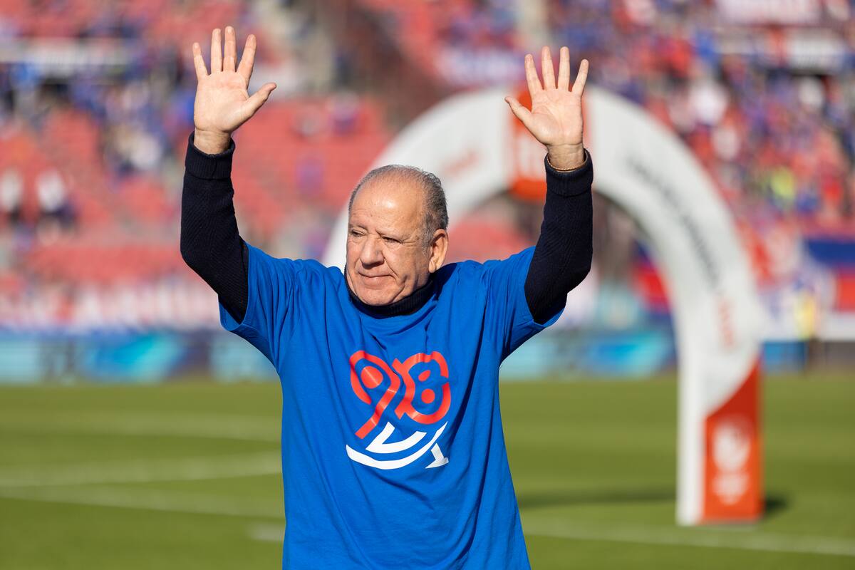 César Vaccia en un homenaje realizado por Universidad de Chile en el Estadio Nacional. Foto: Felipe Escobedo
