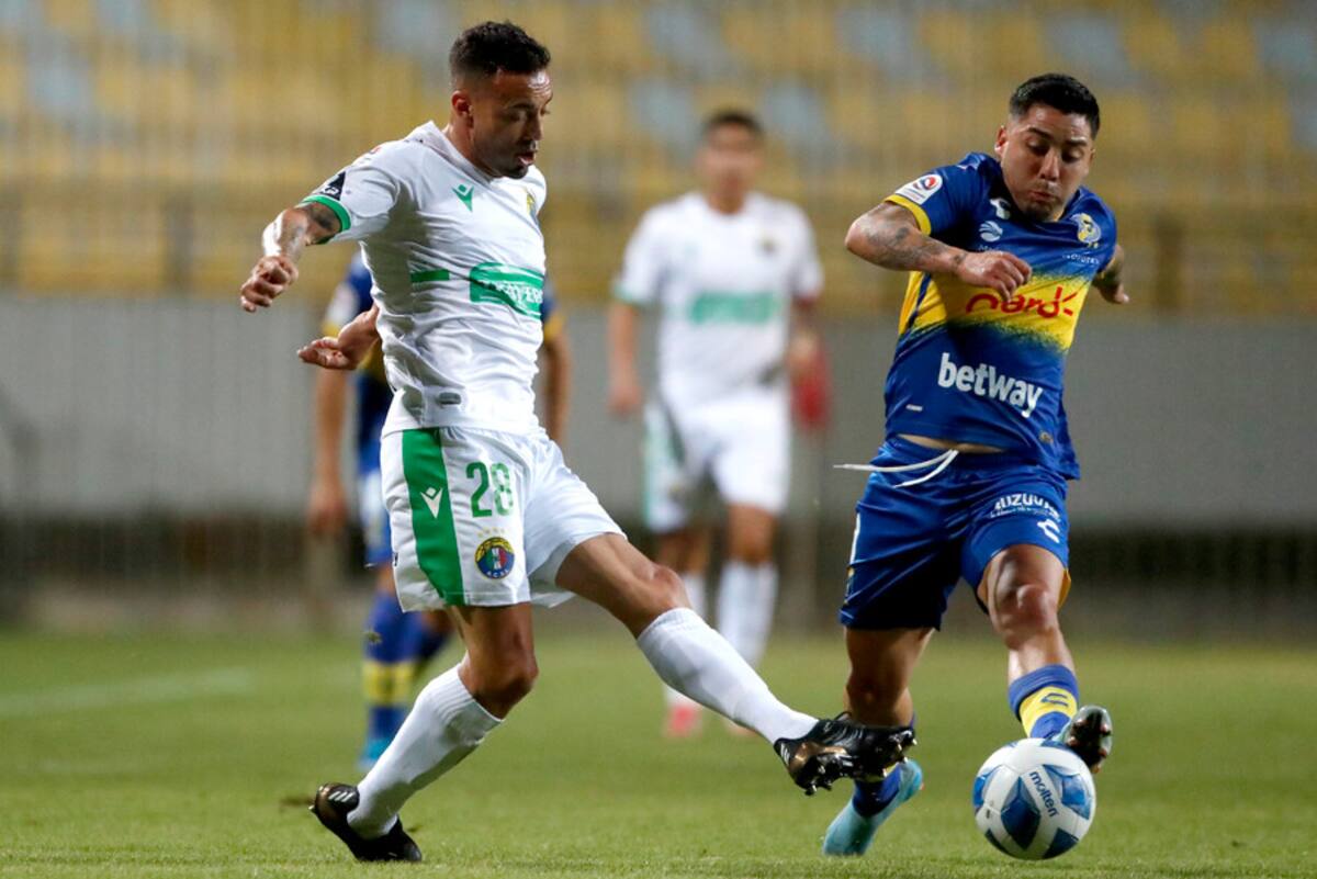 César Valenzuela jugando con la camiseta de Everton en 2022. Foto: Aton.