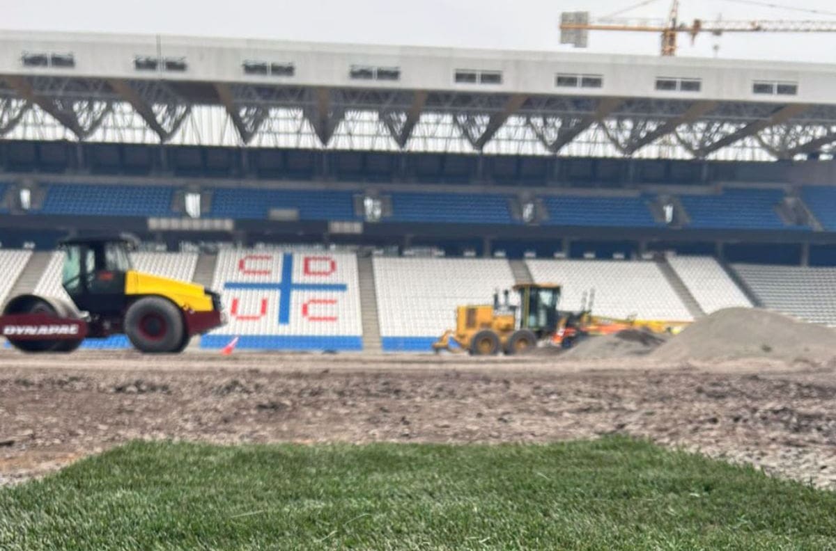 “Se vienen cositas”: en la UC adelantan llamativo elemento del césped que tendrá el Claro Arena