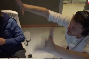 VIDEO | Bambino Pons rompe la cuarta pared en plena transmisión de Champions en terrible chascarro