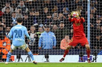 VIDEO: El inexplicable penal de Bernardo Silva que empezó a condenar al City en Champions League