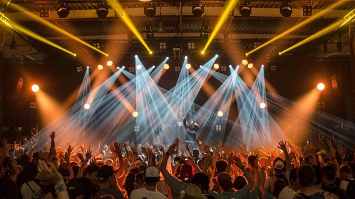 Fue vocalista de una icónica banda de rock chilena y hoy está radicado en España con su esposa influencer