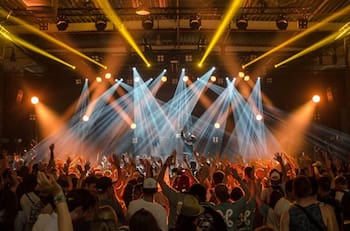 Fue vocalista de una icónica banda de rock chilena y hoy está radicado en España con su esposa influencer