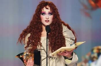Así fue el potente y crítico discurso de Chappell Roan en los Grammy 2025