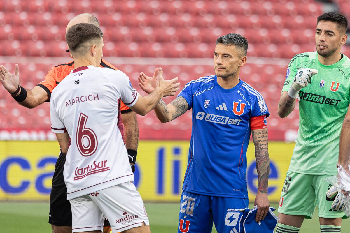 y el saludo a Sasha Marcich previo al inicio del partido entre U. de Chile y Lanús por Copa Sudamericana. Foto: Felipe Escobedo