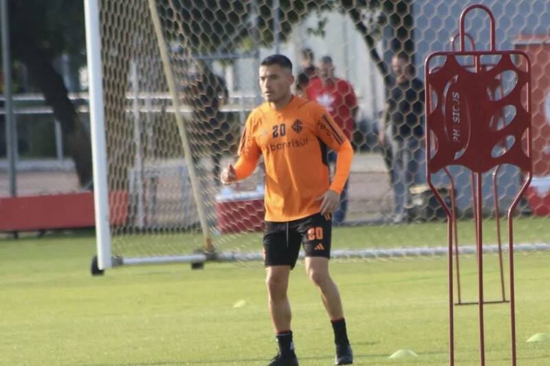El mediocampista chileno durante la práctica de este jueves del Inter de Porto Alegre. Foto: Globo.