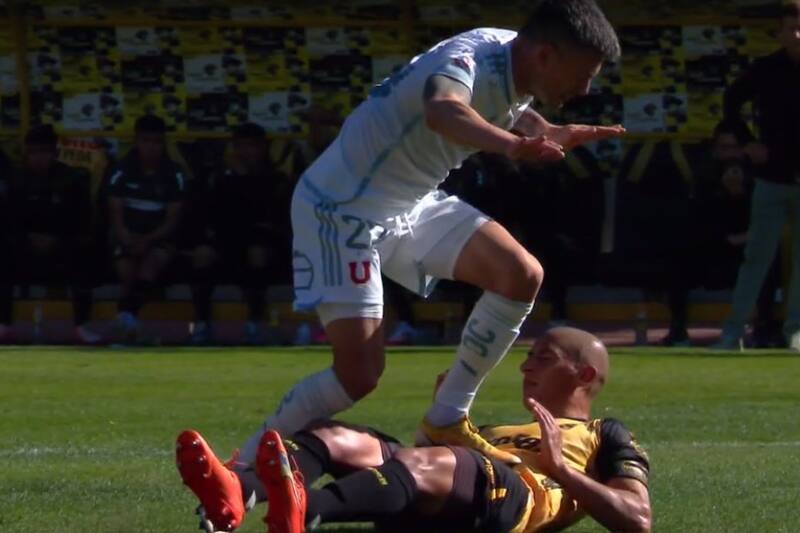 pisó sin querer a Alejandro Camargo en el partido de la U ante Coquimbo Unido.