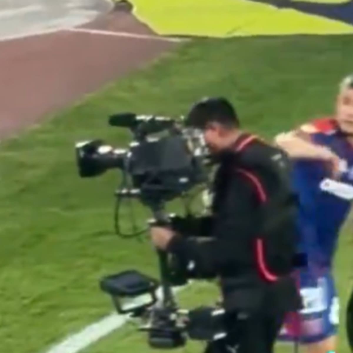VIDEO | Se enojó Charles Aránguiz: viralizan golpe del Príncipe a camarógrafo de TNT Sports