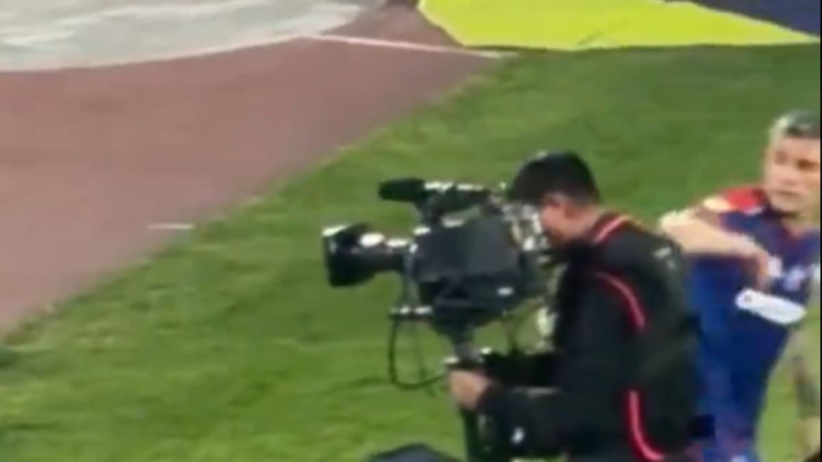 VIDEO | Se enojó Charles Aránguiz: viralizan golpe del Príncipe a camarógrafo de TNT Sports