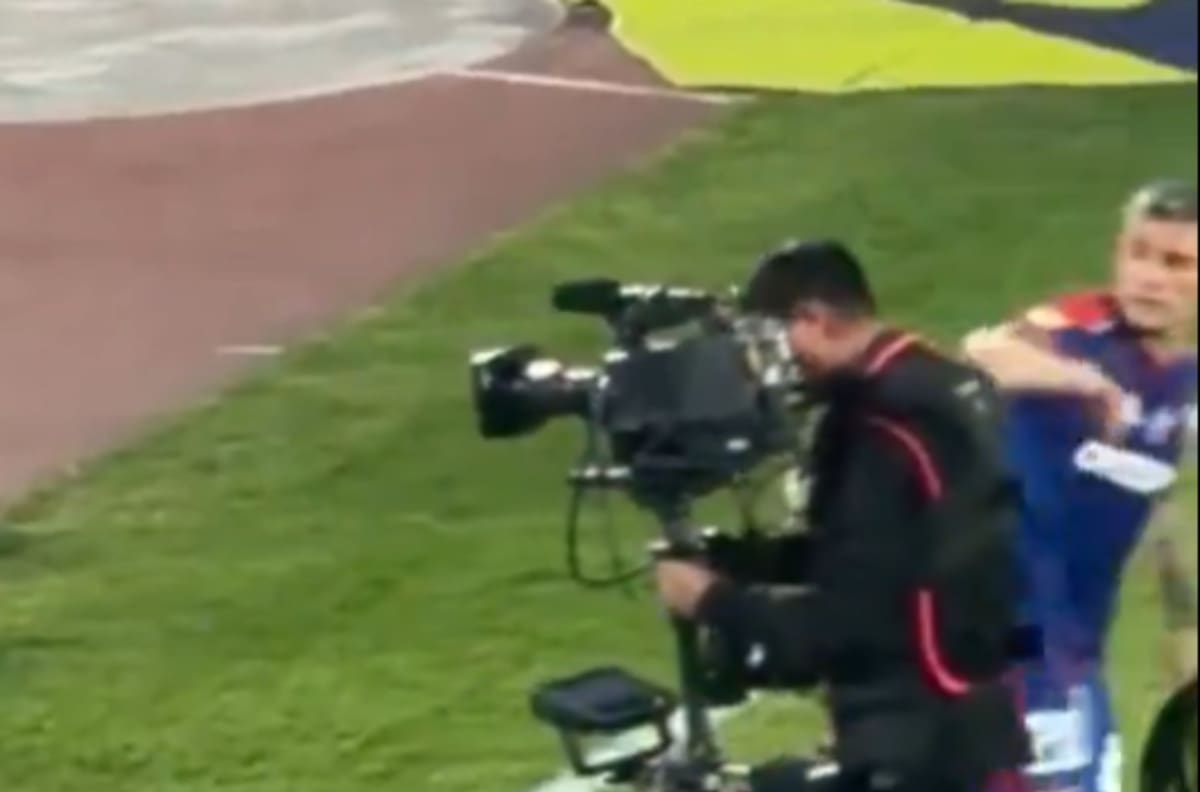 VIDEO | Se enojó Charles Aránguiz: viralizan golpe del Príncipe a camarógrafo de TNT Sports