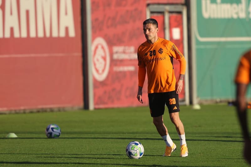 El volante chileno Charles Aránguiz se sigue alistando para su debut en el Inter de Porto Alegre.