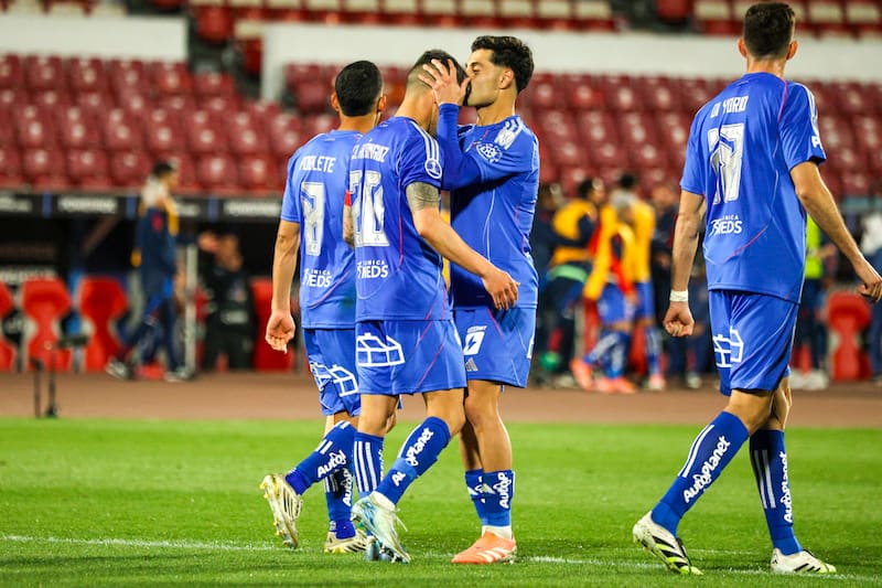 Charles Aránguiz marcó el 2-2 ante Lanús. Foto: Felipe Escobedo.
