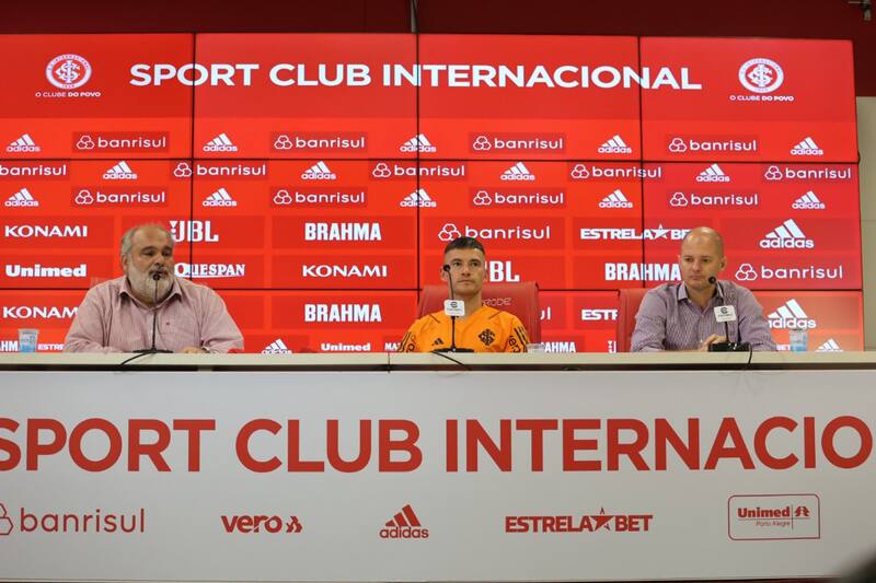 Inter de Porto Alegre presentó oficialmente a Charles Aránguiz como nuevo refuerzo. Foto: @SCInternacional