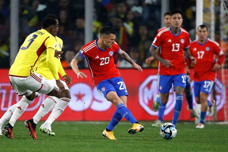 durante el partido de Chile ante Colombia por las Eliminatorias (Foto: Aton)