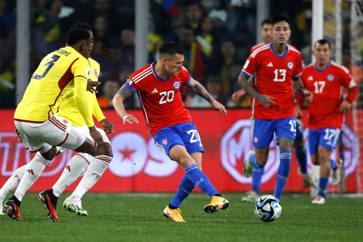 Charles Aránguiz, durante el partido de Chile ante Colombia por las Eliminatorias. (Foto: Aton)