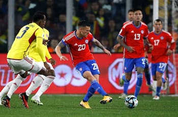 Charles Aránguiz es la gran duda en el once estelar de Chile para el Clásico con Perú