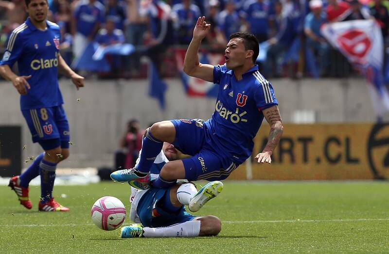 El mediocampista nacional Charles Aránguiz vistiendo la camiseta de Universidad de Chile. Foto: Aton.