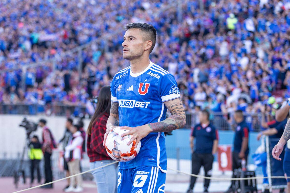 Charles Aránguiz tuvo un regreso triunfal a la U. Foto: Felipe Escobedo/En Cancha.
