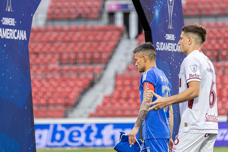 entrando al campo de juego en la Copa Sudamericana. Foto: Felipe Escobedo