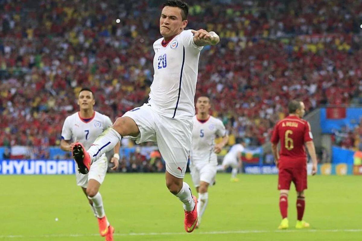 festeja tras anotarle un gol a España, en el Mundial de Brasil 2014.