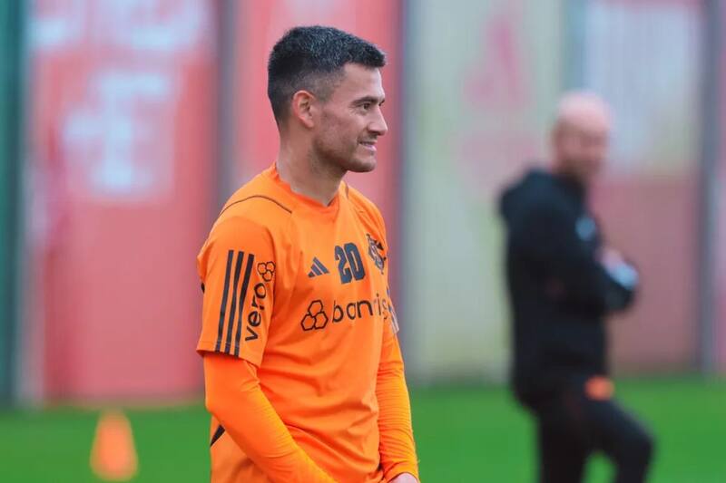 Charles Aránguiz estuvo dos semanas fuera y recién el lunes entrenó.