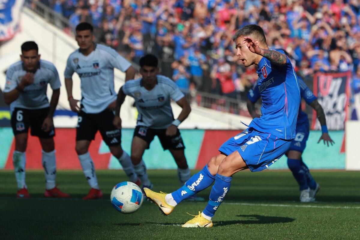 pateando su penal en la U. Foto: Aton.