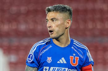 El motivo que tiene en pausa la renovación de Charles Aránguiz en la U