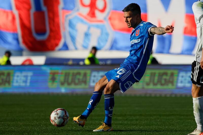 Charles Aránguiz es resaltado como el jugador clave de la Universidad de Chile.