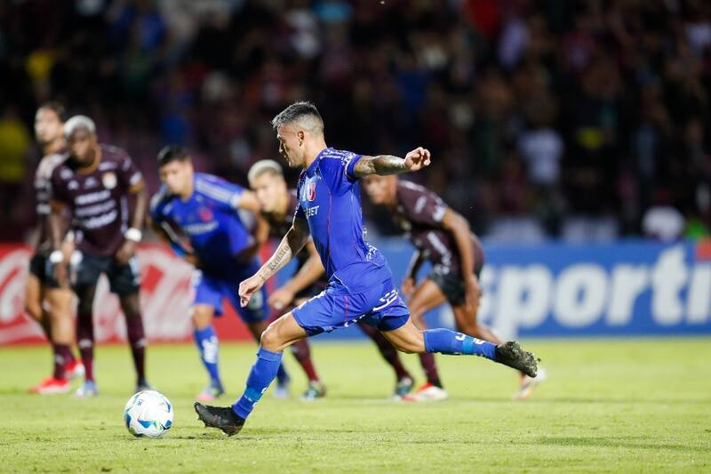El volante marcó en el empate 1-1 ante Carabobo. Foto: @udechile.