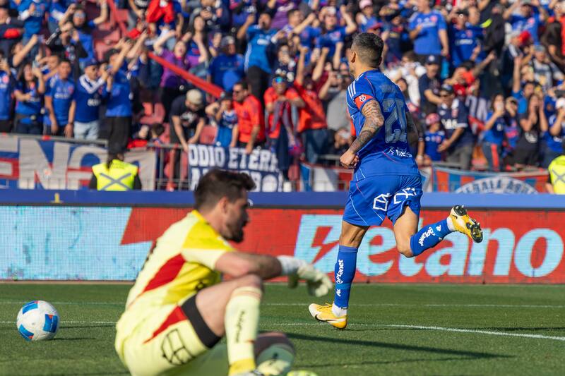 Charles Aránguiz celebra su gol en el Superclásico. Foto: Felipe Escobedo