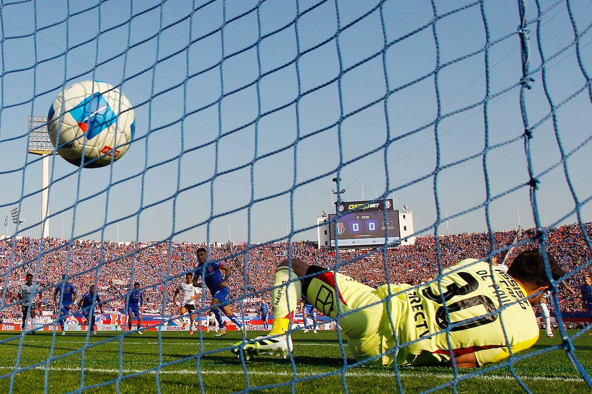Universidad de Chile se pone en ventaja desde los doce pasos, tras una decisión del juez Piero Maza, advertido por el VAR.