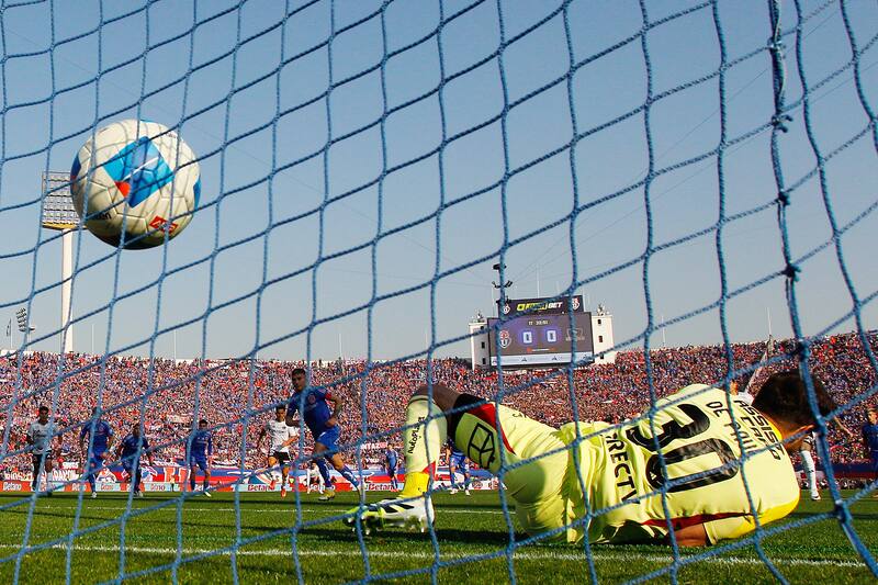 Universidad de Chile se pone en ventaja desde los doce pasos, tras una decisión del juez Piero Maza, advertido por el VAR.