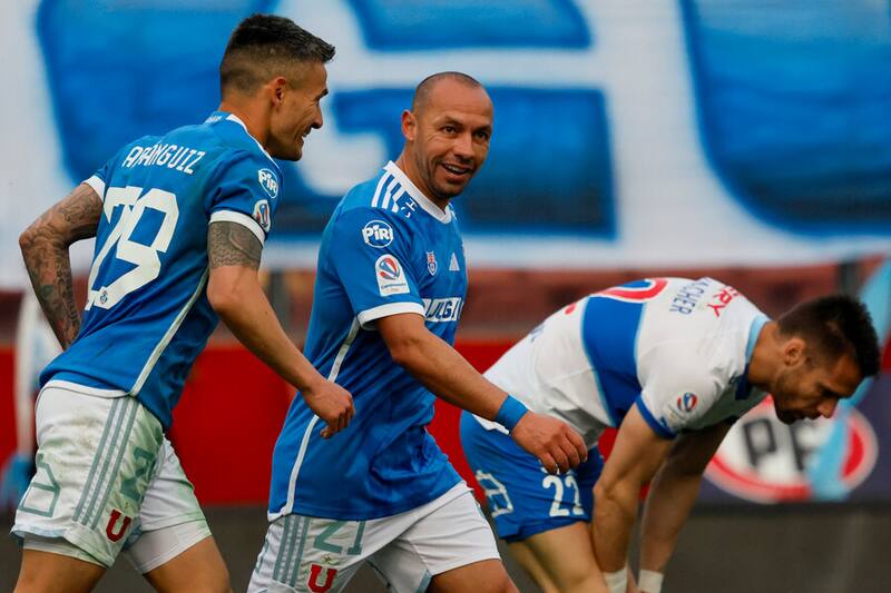Charles Aránguiz y Marcelo Díaz serán titulares en el duelo entre la U y Ñublense. Foto: Aton.