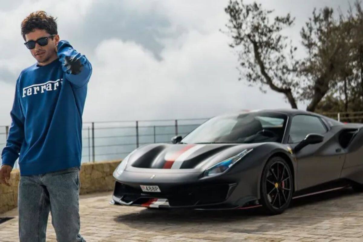 con uno de los autos de su colección. Foto: Racinggames.gg.