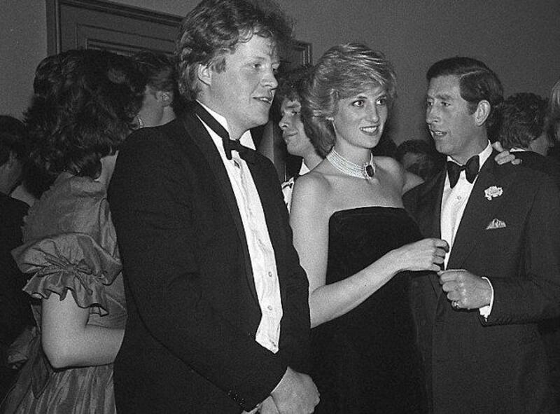 Charles Spencer junto a su hermana Lady Di y el actual rey Carlos III