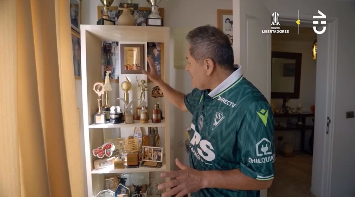 Charola Pizarro mostró sus trofeos y recuerdos.