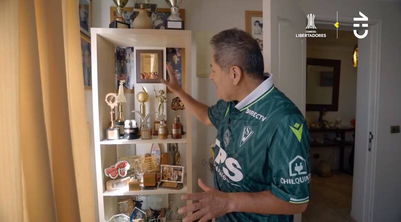 Charola Pizarro mostró sus trofeos y recuerdos.