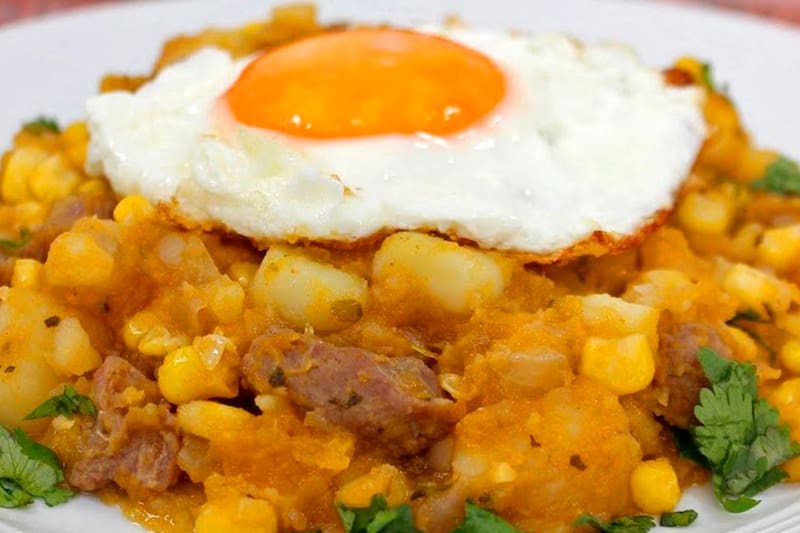 La receta necesita ingredientes como la papa, el zapallo, el choclo y los porotos verdes.