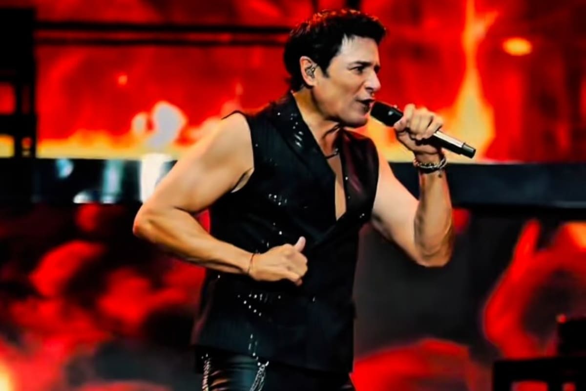 está siendo criticado por una canción en particular.