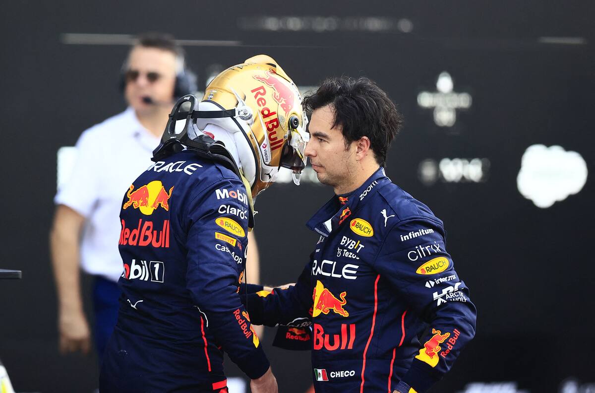 VIDEO | Guerra total en F1: El frío saludo de Max Verstappen a Checo Pérez tras ganar en Azerbaiyán