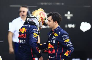 VIDEO | Guerra total en F1: El frío saludo de Max Verstappen a Checo Pérez tras ganar en Azerbaiyán