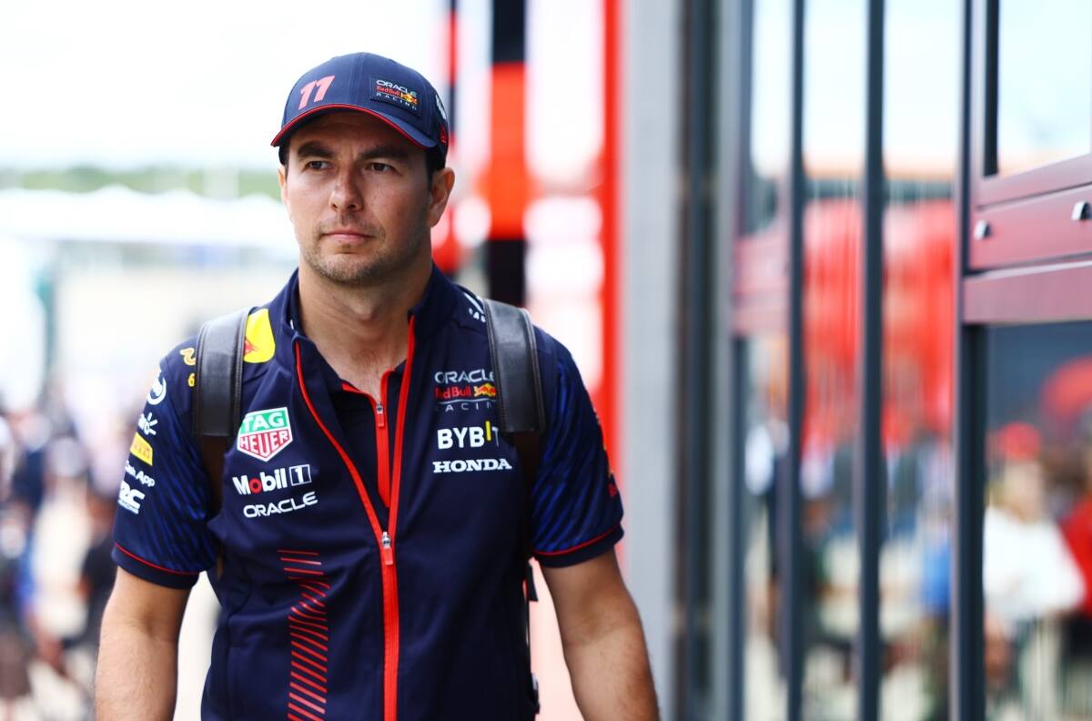 Con la bandera de Chile y una gran polémica: el casco que utilizará Checo Pérez en el GP de Miami