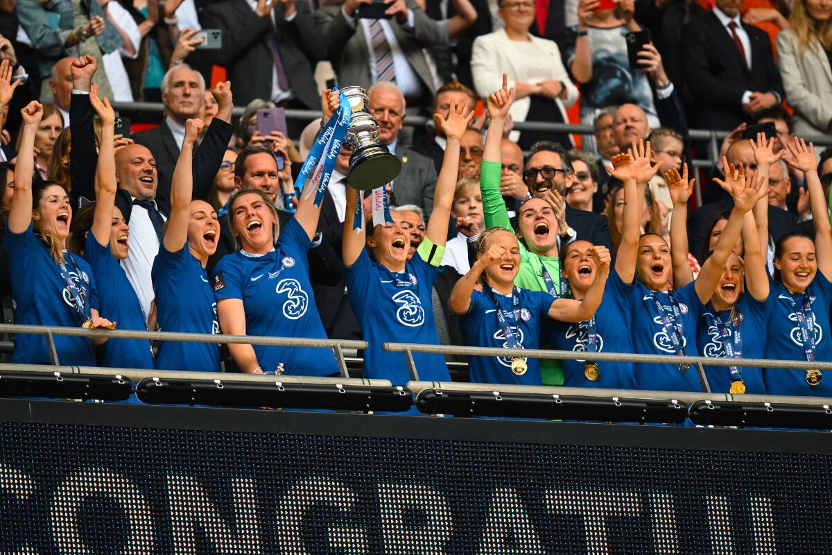 Chelsea conquistó su tercera FA Cup consecutiva al vencer al Manchester United en Londres. Foto: @ChelseaFCW